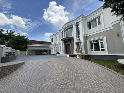 Rare Luxury Mansion ใจกลางเมืองบนที่ดินกว่า 204 ตร.ว. พร้อมความเป็นส่วนตัวสูงสุด.TPI-3102.สามารถรับชมภาพ 360 องศาทุกมุมมองได้ที่ : https://360tour.thaipropertyinvestor.net/en/embed/W0haLQptpF.ที่ตั้ง : ซอย พรีเมียร์ 1 แยก 10 แขวงหนองบอน เขตประเวศ กรุงเทพมหานคร 10250https://maps.app.goo.gl/hMvSEA83XeuRUwc5A.รายละเอียด- คฤหาสน์หรู 2 ชั้น- ออกแบบและก่อสร้างโดย EMPEROR- พื้นที่ดิน 204 ตร.ว.- พื้นที่ใช้สอย 680 ตร.ม..- 5 ห้องนอน- 5 ห้องน้ำ- 1 ห้องนั่งเล่น- 1 ห้องดูทีวี- 1 ห้องรับประ�