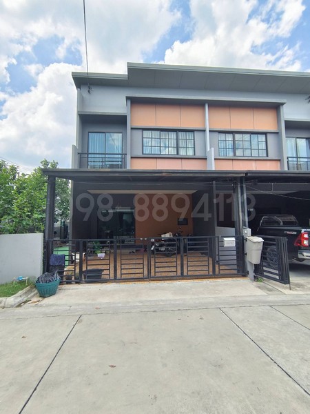 ขายทาวน์โฮม หลังริม พื้นที่สวนกว้าง (อารมณ์บ้านเดี่ยว)โครงการ: สิริ เพลส จรัญ-ปิ่นเกล้า (Siri Place Charan-Pinklao)ราคาพิเศษเพียง 4,790,000 บาท( ค่าโอนคนละครึ่ง )ประมาณการยอดผ่อนชำระ (ดอกเบี้ยปีแรก 2.2%)ผ่อน 30 ปี : ประมาณ 18,200 บาท / เดือนผ่อน 40 ปี : ประมาณ 15,000 บาท / เดือน(หมายเหตุ: คำนวณเบื้องต้นจากดอกเบี้ยโปรโมชั่นปีแรก 2.2% ยอดผ่อนจริงขึ้นอยู่กับเงื่อนไขของธนาคารและคุณสมบัติผู้กู้)-----------------------------------