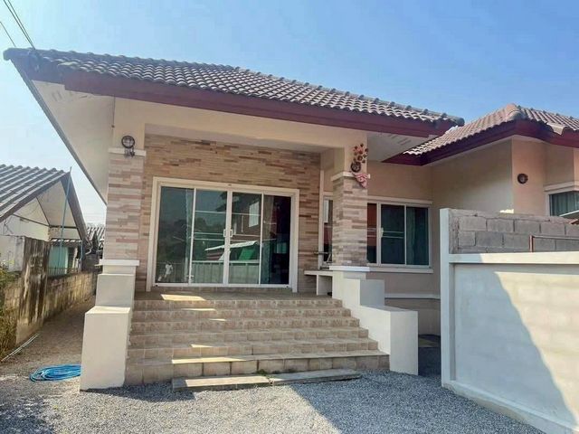 บ้านให้เช่า 20,000 บาท/เดือน เนื้อที่ 132 ตรว. #สารภี #เฟอร์นิเจอร์ครบ เหมาะกับการพักผ่อนครอบครัว เงียบสงบ เพื่อนบ้านน่ารัก เป็นกันเอง ปลอดภัย มีความเป็นส่วนตัว รั้วรอบขอบชิด #ใกล้ถนนคนเดินสารภี 200 เมตร #พร้อมลากกระเป๋าเข้าอยู่ได้เลยเนื้อที่ 132 ตรว.พื้นที่ใช้สอย 190 ตรม.3 ห้องนอน 2 ห้องน้ำ1 ห้องครัว1 ห้องรับประทานอาหาร1 ห้องเก็บของจอดรถหน้าบ้านได้ 4-6 คันห้องน้ำมีฝักบัวอ่