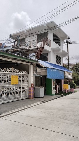 #ขายบ้านเดี่ยว 2 ชั้นพร้อมห้องเช่า 3 ชั้น ซอยบางนา-ตราด 38 เขตบางนา กรุงเทพฯ#รายละเอียดและที่ตั้งทรัพย์-บ้านเดี่ยว 2 ชั้น จำนวน 4 ห้องนอน 3 ห้องน้ำ-พร้อมห้องเช่า 3 ชั้นจำนวน 12 ห้องนอน 12 ห้องน้ำ(ราคาเช่าเดือนละ 3,500 บาทต่อเดือน/ห้อง ผู้เช่าเต็มทุกห้อง)-เนื้อที่รวม 99 ตารางวา-ตั้งอยู่บ้านเลขที่ 135 ซอยบางนา-ตราด 38 แขวงบางนาใต้ เขตบางนา กรุงเทพฯ-เดินทางสะดวก-ใกล้ถนนบางนา- ตราด-�