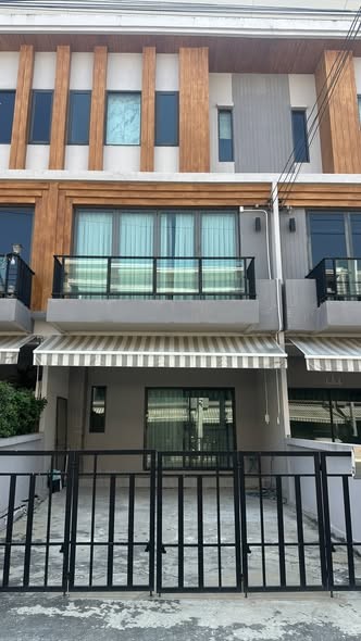 ให้เช่า Premium Townhome @ EIGEN พัฒนาการ 99 ทำเลศักยภาพ ใกล้โรงเรียนนานาชาติและไลฟ์สไตล์ครบครัน พร้อมเข้าอยู่ทันที!*** Rent / ค่าเช่า 35,000 THB/month***- Fully Furnished | Ready to Move In- 3-Storey Premium Townhome- ที่ดิน 23.5 ตร.ว. | Usable Area 200 sq.m.- 4 Bedrooms | 4 Bathrooms- 1 Living Room | 2 Kitchens- Parking for 2 Cars- Private & Peaceful Atmosphere Nearby Locations- Pan Asia / Charter International School- Seacon Square / Paradise Park- Srinakarin Train Night Market- Triam Udom Suksa Pattanakarn School*** Facilities***- Clubhouse - Fitness Center- Swimming Pool - 3 Green Parks- Key Card Access - CCTV & 24-Hour Security นัดชมบ้าน / Contact คุณอรัญญา Tel / WhatsApp: 094-239-2464???? Line: 0895103665#EIGENPattanakarn99 #TownhomeForRent 