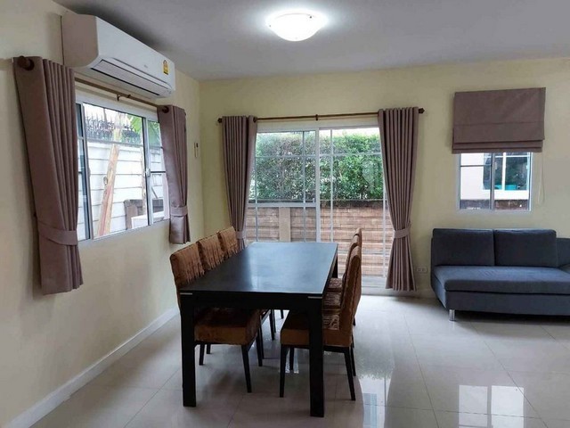 RHT2609ให้เช่าบ้านเดี่ยว เลี้ยงสัตว์เล็กได้ ใกล้โรงเรียนสาธิตบางนา โรงเรียนนานาชาติไทย-จีน ใกล้ รร.สารสาสน์วิเทศน์สุวรรณภูมิ ถนนหนามแดง เลียบคลองสำโรง และ ถนนกิ่งแก้ว  ม.ภัสสร 28เนื้อที่  53 ตร.วา   3 ห้องนอน   2 ห้องน้ํา   1 ห้องครัว  1 ห้องโถงนั่งเล่น 2 ที่จอดรถสนใจติดต่อคุณเจี๊ยบ 092-851-6969line :keti2522 ราคาค่าเช่า: 23,000 บาท/เดือน  ระยะเวลาการเช่าขั้นต่ํา: 1 ปีซอยหนามแดง ถนนเทพารักษ์ ตำบ�