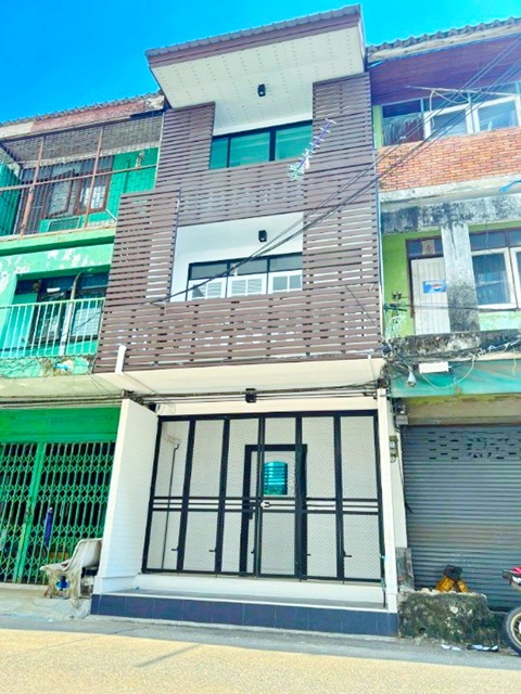  AIRBNB อาคารพาณิชย์ รีโนเวทใหม่ 3 ชั้น ใกล้ BTSบางจาก 460ม.รร.นานาชาติเวลล์ส อ่อนนุช 600 ม.5 นอน 5 น้ำ และตลาดบางจาก ขนาด 18 ตร.ว.208 ตร.ม. 6 แอร์  31,999 B-M. ทำเลสุขุมวิท เหมาะสำหรับทำออฟฟิศ ธุรกิจ และพักอาศัย เดินทางสะดวก โรงพยาบาล ทางด่วน และแหล่งไลฟ์สไตล์สำคัญBTS BangChak 500m. Wells Inter Sch. OnNut 600m. Newly renovated AIRBNB 3-story commercial building 5bed 5bath BangChak Market 400m. 31,999 B-M.18sq.wa. 208sq.m. Includes 6 air conditioners and full facilities. Suitable for office business or residential use in Sukhumvit area with convenient transportation near hospitals expressways and lifestyle 