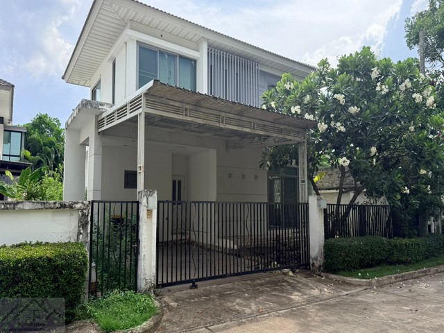ขายด่วน บ้านเดี่ยว 2 ชั้น 58 ตรว. โครงการเพอร์เฟคเพลส พัฒนาการ ศรีนครินทร์ ซอยอ่อนนุช 80 พัฒนาการตัดใหม่ *** ราคาขาย 6.6 ล้านบาท  ติดต่อ:: ชยา โทร/ID Line:: 0942823961   Link Line:: https://line.me/ti/p/3xFA1An8Kcรหัส# T26-707บ้านเดี่ยว 2 ชั้น โครงการเพอร์เฟคเพลส พัฒนาการ ศรีนครินทร์ ซอยอ่อนนุช 80 พัฒนาการตัดใหม่ • เนื้อที่ 58.1 ตารางวา • พื้นที่ใช้สอย 198 ตารางเมตร• 3 ห้องนอน • 3 ห้องน้ำ • 2 ที่จอดรถ สถานที่สำคัญใกล้เคียง• เทสโ