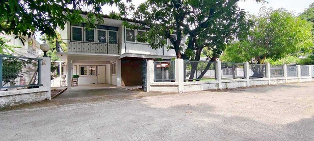 ขายบ้านเดี่ยว 2 ชั้น หมู่บ้านมิตรภาพ 3 ซ. ศรีนครินทร์ 38 แขวงหนองบอน เขตประเวศ กทม 10250เนื้อที่ 97 ตารางวาบ้านเดี่ยวที่ให้คุณได้พักผ่อนอย่างแท้จริงพื้นที่กว้าง บรรยากาศธรรมชาติ ร่มรื่น เงียบสงบหน้าบ้านทิศใต้ ลมดี อยู่สบายทุกวันเป็นส่วนตัว แต่ยังเดินทางสะดวก ตอบโจทย์ชีวิตคนเมืองอย่างลงตัวรายละเอียด :บ้านเดี่ยว 2 ชั้นเนื้อที่ 97 ตารางวาพื้นที่ใช้สอย 140 ตารางเมตร