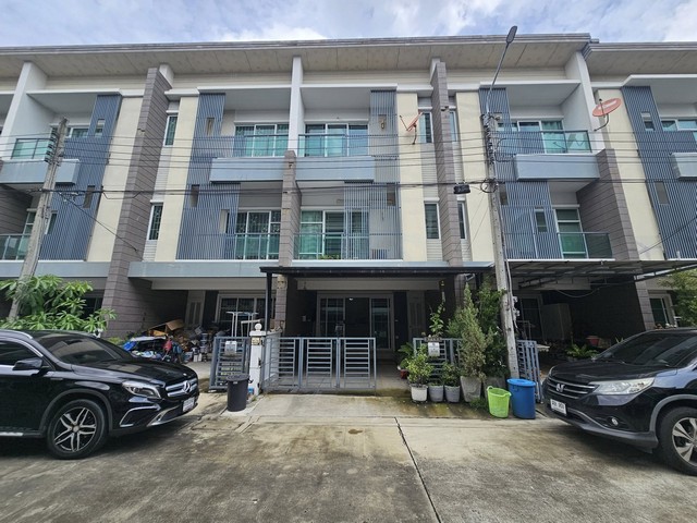 ลดราคาหนักมาก!!ขายด่วน!! ราคาดีที่สุดโครงการ Town Avenue ศรีนครินทร์ – ซอยอ่อน นุช68 จาก 5,690,000 เหลือ 5,299,000 บาท->ราคาดีที่สุดโครงการ Town Avenue ศรีนครินทร์ – ซอยอ่อนนุช 68 - ทาวน์โฮม 3 ชั้น -พื้นที่ใช้สอย 195 ตร.ม.- ที่ดิน 22 ตร.วา หน้ากว้าง 5.5 เมตร- 3 ห้องนอน B001- 4 ห้องน้ำ - 2 ห้องรับแขก- 2 ที่จอดรถบ้านหันทิศตะวันตกเฉียงใต้ * ทำเลดี บ้านใกล้ Clubhouseสถานที่ใกล้เคียง* ใกล้ BTS อุดมสุข, BTS อ่อนนุช และ สถานีศรีนุช �