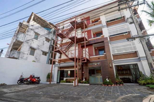 โซนคูเมือง ให้เช่า 120,000 บาท/เดือน โรงแรมในคูเมืองเชียงใหม่ พร้อมใบอนุญาตถูกต้อง ทำเลทองใจกลางเมือง เหมาะสำหรับลงทุนและดำเนินกิจการต่อได้ทันทีรายละเอียดโรงแรมทั้งหมด 13 ห้องพัก• Superior Room 7 ห้อง• Deluxe Room 3 ห้อง• Junior Suite Room 3 ห้องมีห้องอาหารชั้นล่างรองรับลูกค้าได้ประมาณ 20 ท่านค่าเช่า 120,000 บาท / เดือนเงินประกัน 500,000 บาทสัญญาเช่า 3 ปี / สัญญาโรงแรมพร้อมดำเนินกิจการต่อ ทำเลคูเมือ�
