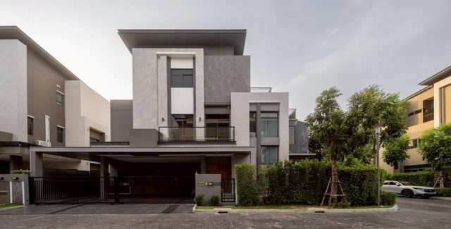 Luxury Pool Villa ใจกลางสุขุมวิทThe Gentry Sukhumvit 101พูลวิลล่าสุดหรู สไตล์ Modern Luxury ให้บรรยากาศเหมือนรีสอร์ตส่วนตัวกลางกรุงเทพเหมาะสำหรับครอบครัว ผู้บริหาร และชาวต่างชาติรายละเอียดบ้าน• 5 ห้องนอน 6 ห้องน้ำ• พื้นที่ใช้สอย 580 ตร.ม.• ที่ดิน 80 ตร.วา• บ้านแปลงมุม ทิศใต้ ลมดี• จอดรถ 4 คัน• สระว่ายน้ำระบบควบคุมอุณหภูมิ พร้อม Jacuzzi• Master Bedroom แบบ Penthouse พร้อม His & Her Walk-in Closet• ครัวไทย + ครัวยุโรปครบฟังก์ชัน• Fully Fu