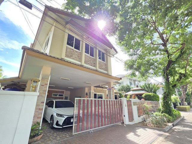 ขายบ้านเดี่ยวสองชั้น มัณฑนา รามอินทรา-วงแหวน (Manthana Ramintra-Wongwaen)ที่ดิน69ตร.ว. บ้านหน้าสวน ตกแต่งใหม่ทั้งหลังตั้งอยู่ ถนนกาญจนาภิเษก(คู่ขนาน) แขวงคันนายาว เขตคันนายาว กรุงเทพมหานคร 10230พื้นที่โครงการ 143 ไร่ จำนวนแปลงขาย 590 แปลงโครงการร่มรื่นด้วยต้นไม้ใหญ่ตลอดแนวถนนเมน เชื่อมต่อความรื่นรมย์ของสวนสาธารณะขนาดใหญ่กลางโครงการ พร้อมด้วยสโมสรใหญ่ สระว่ายน้ำสำหรับทุกคนใน