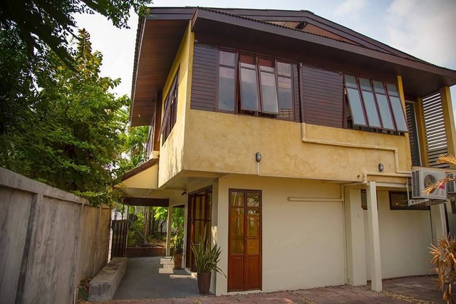 บ้านเดี่ยวไม้สัก–ไม้เนื้อแดงแท้สไตล์ Thai Contemporary ใจกลางอินทามระ 40บ้านที่ให้ทั้งความอบอุ่น ความสงบ และคุณค่าของงานไม้ระดับพรีเมียม บนพื้นที่สีเขียวขนาดใหญ่กลางเมืองบ้านหลังนี้ไม่ได้เป็นเพียง “ที่อยู่อาศัย”แต่คือพื้นที่แห่งการพักผ่อน ที่ผสานความงดงามของธรรมชาติ เข้ากับดีไซน์ร่วมสมัยได้อย่างลงตัวจุดเด่นของบ้าน&nbsp;&nbsp;&nbsp;•&nbsp;&nbsp;&nbsp;บ้านเดี่ยว 2 ชั้น รีโนเวทใ�