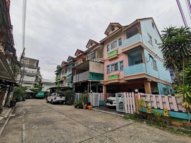 RN001โทร 0627075665ID Line : lunlylyขายทาวน์โฮม 3 ชั้น หลังมุมแยกปุณณวิถึ 45 ซอยสุขุมวิท 101 ถ.สุขุมวิท.แขวงบางจาก เขตพระโขนง จ.กทม.3ห้องนอน 3 ห้องน้ำ  1 ห้องเอนกประสงค์ 2 ห้องเก็บของ 2 ระเบียง ด้านข้างที่ว่าง บวกที่ซักผ้า หน้าบ้านจอดรถในบ้านได้ 2 คัน จอดนอกรั้วได้ 2 คันรวมจอดได้ 4 คันพื้นที่ 31 ตรว.พื้นที่ใช้สอยประมาณ 190-200 ตรม.ห่างจากสถานีรถไฟฟ้าปุณณวิถีประมาณ 2 km.การเดินทางสะดวกTAG :  ขายบ้าน, ขาย