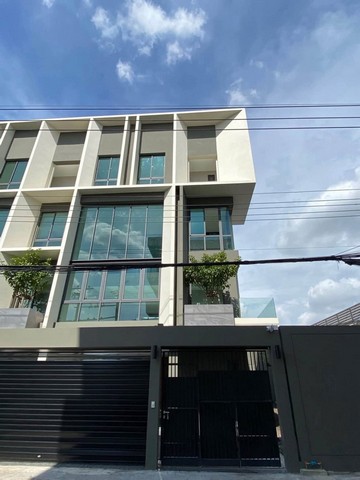 ขาย/เช่า Myst อ่อนนุช-ศรีนครินทร์ ซอยอ่อนนุช64 เข้าซอย 50 เมตรสามารถจดทะเบียนบริษัทได้ครัย1 นาทีจาก mrt สายสีเหลืองสถานีศรีนุช (500เมตร)- พื้นที่ใช้สอยเกือบ 400 ตรม. - บ้าน 4 ชั้น พร้อมลิฟท์โดยสารส่วนตัว- ที่จอดรถ 5 คัน และสามารถจอดริมถนนได้อีก- ประตูม้วนอัตโนมัติ ควบคุมด้วยรีโมท- 4 ห้องนอน 6 ห้องน้ำ พร้อมห้อง Maid แยกเป็นสัดส่วน- มีแอร์แล้วทุกห้อง 7 ตัว- SKY COURT เพิ่มพื้นที่สีเขียวส่�