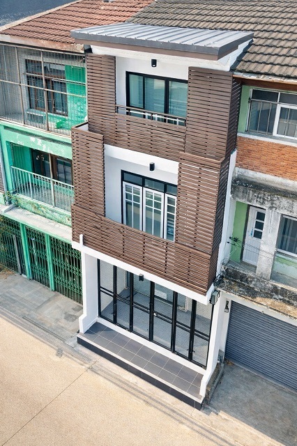 AIRBNB รร.นานาชาติเวลล์ส อ่อนนุช 600 ม.  อาคารพาณิชย์ รีโนเวทใหม่ 3ชั้น ใกล้ BTSบางจาก 460ม. 5นอน 5 น้ำ และตลาดบางจาก ขนาด 18 ตร.ว.208 ตร.ม. 6 แอร์  32,999 B-M. ทำเลสุขุมวิท เหมาะสำหรับทำออฟฟิศ ธุรกิจ และพักอาศัย เดินทางสะดวก โรงพยาบาล ทางด่วน และแหล่งไลฟ์สไตล์สำคัญAIRBNB Wells Inter Sch. OnNut 600m. Newly renovated 3-story BTS BangChak 500m. commercial building 5bed 5bath BangChak Market 400m. 18sq.wa. 208sq.m. Includes 6 air conditioners and full facilities. Suitable for office business or residential use in Sukhumvit area with convenient transportation near hospitals expressways and lifestyle amenities.�