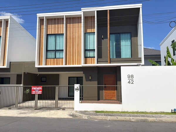  C10863หมู่บ้านชานไม้ รังสิต–คลอง 3บ้านแฝดสวย พร้อมอยู่ ฟังก์ชันครบ เหมาะสำหรับครอบครัว3 ห้องนอน 3 ห้องน้ำ1 ห้องรับแขก โปร่ง โล่ง น่าอยู่1 ห้องครัว แยกเป็นสัดส่วน1 ห้องอเนกประสงค์ ปรับใช้ได้ตามไลฟ์สไตล์แอร์ 3 ตัว เย็นสบายทั้งหลังพื้นที่ 37.7 ตารางวาบ้านสภาพดี บรรยากาศน่าอยู่ เดินทางสะดวกพิกัดโครงการhttps://maps.app.goo.gl/ZAo6F1ATpvqGZcPE6 ราคาขาย 4,490,000 บาท ติดต่อสอบถาม / นัดชมบ้านคุณกาโม่ Realty 