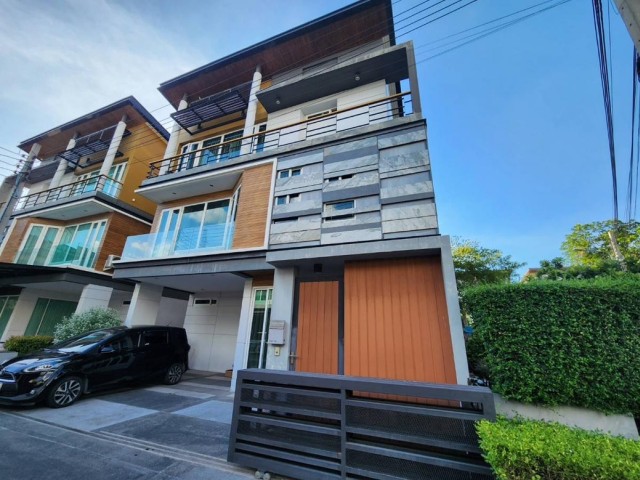 ให้เช่าบ้านเดี่ยว 3 ชั้น ตกแต่งสวยหรู แอร์เฟอร์นิเจอร์ครบ พร้อมสระว่ายน้ำส่วนตัว โครงการThe Gallery House Pattern มี4 ห้องนอน 6 ห้องน้ำ 1 ห้องแม่บ้าน ราคาเช่า160,000บาท/เดือนรายละเอียด-มี 4 ห้องนอน 6ห้องน้ำ 1ห้องแม่บ้าน-พื้นที่ 57.4 ตร.ว 300 ตร.ม-พร้อมสระว่ายน้ำส่วนตัว-วิวดีห้องมุมหน้าสวย (เป็นบ้านตัวอย่าง )-จอดรถได้ 2 +1 คัน-สถานที่ใกล้เคียง / MRT ลาดพร้าว / ม.ราชภัฎจันทรเกษม / ศาลอาญา /  กรมส่งเสร�