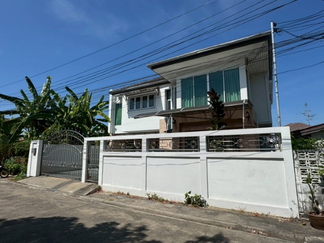 ให้เช่าบ้านเดี่ยว 2 ชั้น หมู่บ้านเคหะนคร 3 ซอยพัฒนาการ 50 แอร์เฟอร์ครบ มี4ห้องนอน3ห้องน้ำ จอดรถได้ 6 คัน ราคาเช่าเดือนละ 45,000 บาทรายละเอียด-มี4ห้องนอน 3ห้องน้ำ-แอร์ 6 เครื่อง เฟอร์ครบ-เนื้อที่ 54 ตารางวา - พื้นที่ใช้สอย 185 ตารางเมตร-จอดรถได้ 6 คัน- ทำเลดี ใกล้ทุกความสะดวก-ใกล้ MRT หัวหมาก- ใกล้ โลตัส พัฒนาการ- ใกล้ มอเตอร์เวย์ และ ทางด่วนรามอินทรา–อาจณรงค์***ราคาเช่าเดือนละ45,000บ�
