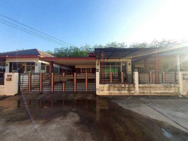   ขาย บ้านเดี่ยว/ทาวน์เฮ้าส์/คอนโด โครงการ หมู่บ้านจันทิราวิลล์ นิคมพัฒนา ซอย 13 มะขามคู่ ตำบล มะขามคู่ อำเภอ นิคมพัฒนา จังหวัด ระยอง  ราคา   2,000,000    บาท  (ราคาต่อรองได้)  รายละเอียดทรัพย์ -  เนื้อที่ 54.30 ตร.ว   -  3 ห้องนอน 2 ห้องน้ำ  -  1 ที่จอดรถ  -  บ้านหันไปทางทิศ ตะวันออกเฉียงเหนือ  พิกัดทรัพย์ : https://maps.app.goo.gl/EJ9qSEVkosTQYN4dA  สถานที่ใกล้เคียง   -ตลาดนัดซอย 13 นิคมพัฒนา -โรงพยาบาลนิคมพัฒนา -โรงพยาบ