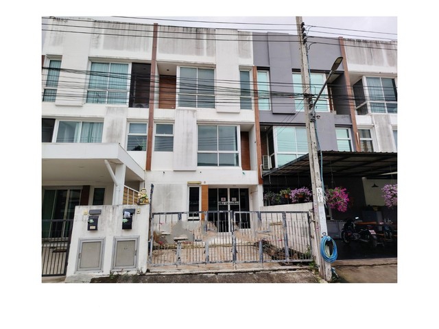   ขาย บ้านเดี่ยว/ทาวน์เฮ้าส์/คอนโด โครงการ ทาวน์โฮม มายด์ฮอฟฟ์ ร่มเกล้า-สุวรรณภูมิ ลาดกระบังซ.ภายในโครงการ ถ.ร่มเกล้า แขวงคลองสามประเวศ เขตลาดกระบัง กรุงเทพมหานคร  ราคาโปรโมชั่นลดพิเศษ  2,840,000    บาท    ลดจาก   3,550,000   บาท ราคาโปรโมชั่นตั้งแต่วันที่ 03 เม.ย. 2569 - 30 ธ.ค. 2569  รายละเอียดทรัพย์ -  เนื้อที่ 27.30 ตร.ว  พื้นที่ใช้สอย 168.5 ตร.ม. -  3 ห้องนอน  4 ห้องน้ำ  -  ที่จอดรถ  -  บ้านหันไปทางทิศ เหนือ