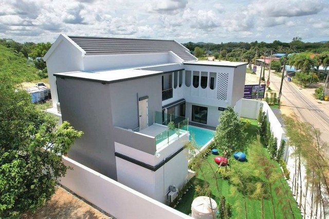 TEL : 092-288 9359 คุณดนิตาLine : https://line.me/ti/p/yxo92dHWP1พูลวิลล่าสร้างใหม่ทำเลดี My room pool villaบ้านสวยคุณภาพได้รับรางวัลBEST LUXURY DESIGNจาก Dot property thailand 2025ราคาขายเริ่มต้น 14,900,000 ล้านบาทรายละเอียด : ขนาดที่ดินเริ่มต้นที่ 82.5 ตารางวา - 108.2 ตารางวาพื้นที่ใช้สอยตัวบ้าน 378 ตารางเมตร5 ห้องนอน 5 ห้องน้ำ ครัวยุโรป ห้องโถงขนาดใหญ่ จอดรถในบ้าน 2 คัน สระว่ายน้ำ ระบบเกลือ ลึก 1.2 เมตร แยกสระเด็ก มีอ่างจากุชชี่ F-A15 (378)
