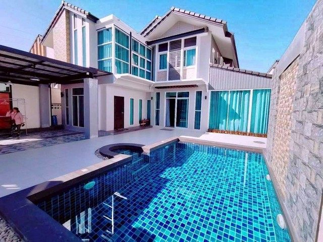 pool villa ให้เช่าใกล้เช็นทรัลเฟส, 8 ห้องนอน, 9 ห้องน้ำ, ห้องรับแขก, ห้องรับประทานอาหาร, ห้องครัว, เฟอร์นิเจอร์ครบ, โชฟา, ทีวี, โต๊ะทานข้าว, เตาอบ, เตาแก๊ส ไมโครเวฟ, ตู้เย็น, ประตูรั้วรีโมท, ที่จอดรถ,  สระว่ายน้ำส่วนตัว ระบบเกลือขนาด 4 × 7 ม.***ราคาเช่า 50,000 บาท/ต่อเดือน**สัญญา1ปี**พิกัดใกล้เคียง: เซ็นทรัลเฟส, ตลาดสด, บิ๊กซีเอ็กตร้า,  ร้านค้าริมปิง, มหาวิทยาลัยลัยพายัพ, ร้านค้า7-11, ร้านอา�