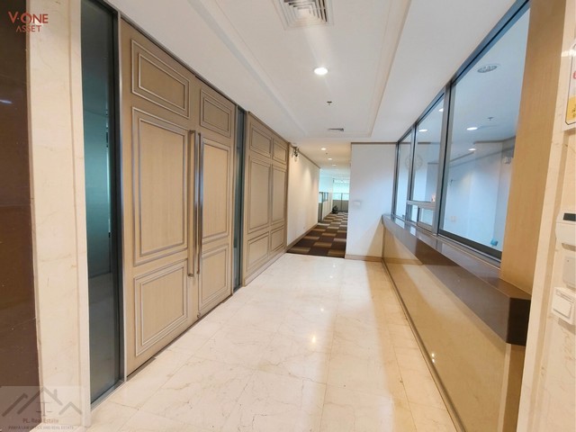ให้เช่าสำนักงานอาคาร RS TOWER ขนาด 1,132.48 ตรม. ชั้น 13 ติด MRT ศูนย์วัฒนธรรม *** ราคาเช่า 656,838 บาท/เดือน  (580/ตรม) ติดต่อ: ชยา โทร/ID Line:: 0942823961   Link Line:: https://line.me/ti/p/3xFA1An8Kcรหัส# T26-718 สำนักงานอาคาร RS TOWER ชั้น 13 ติด MRT ศูนย์วัฒนธรรม ทางออก 4 • ขนาดพื้นที่ 1,132.48 ตร.ม.• ชั้น 13 • ค่าไฟฟ้า : เรียกเก็บตามการไฟฟ้า• ค่าน้ำประปา : หน่วยละ 20 บาท• ค่าส่วนกลาง : ตารางเมตรละ 34 บาท/เดือน *** ห้องนี้รวมบิ้วอิน ไม่รวมเฟอร์นิเจอร์ในห้อง ห�