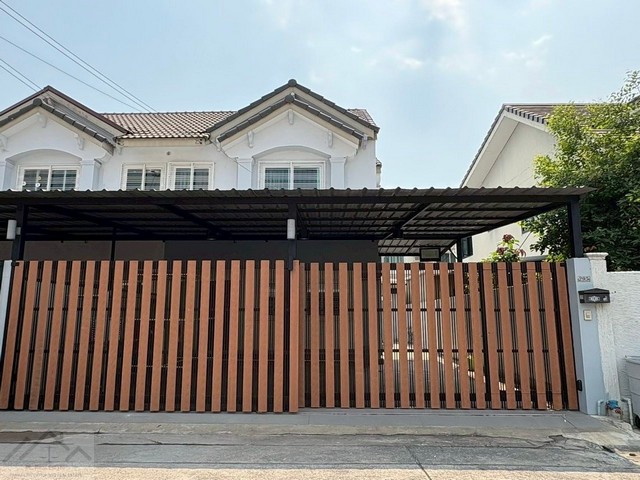 ให้เช่าทาวน์โฮม 2 ชั้น 40 ตรว. 2 ห้องนอน โครงการบ้านรังสิยา อุดมสุข58 รีโนเวทใหม่ สวย เฟอร์พร้อมอยู่ ใกล้ MRT ศรีอุดม*** ราคาเช่า 28,000 บาท/เดือนติดต่อ: ชยา โทร/ID Line:: 0942823961   Link Line:: https://line.me/ti/p/3xFA1An8Kcรหัส# T26-717 ทาวน์โฮม 2 ชั้น โครงการบ้านรังสิยา อุดมสุข58 รีโนเวทใหม่ สวย เฟอร์พร้อมอยู่ • เนื้อที่ 40 ตารางวา • พื้นที่ใช้สอย 160 ตารางเมตร• 2 ห้องนอน • 2 ห้องนํ้า • 1 ห้องครัว• เฟอร์นิเจอร์ เครื่องใช้ไฟฟ้�