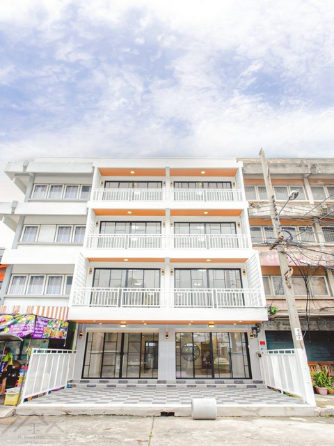 ขายอาคารพาณิชย์ 4 ชั้น 2 คูหา ทะลุถึงกัน ย่านแฮปปี้แลนด์ สาย1 บางกะปิ ทำเลธุรกิจ กว้างขวาง รีโนเวทจัดเต็ม ใกล้เดอะมอลล์บางกะปิ *** ราคาขาย 11.99 ล้านบาทติดต่อ: ชยา โทร/ID Line:: 0942823961   Link Line:: https://line.me/ti/p/3xFA1An8Kcรหัส# T26-716 อาคารพาณิชย์ 4 ชั้น 2 คูหา ทะลุถึงกัน ย่านแฮปปี้แลนด์ สาย1 บางกะปิ• ขนาด 24 ตารางวา• 4 ห้องโถงโล่งๆ• 4 ห้องน้ำ• 1 ห้องครัว • 2 โซนทำอาหาร • จอดรถ 3-4 คันทำเลดี• ใกล้รถไฟฟ้าสายสีเหลื�