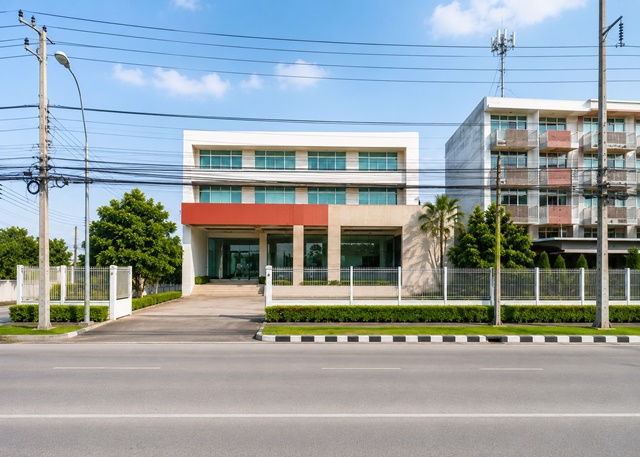 โรบินสันลาดกระบัง 1 กม.  โชว์รูม และอาคารพาณิชย์ 3 ชั้น 4 นอน 4 น้ำ  2ไร่ 100ตร.ว. 1500ตร.ม. 299,998 B-M. ขาย 169.99 ลบ. ใกล้ทำเลศักยภาพติดถนนลาดกระบัง ใกล้ลิตเติ้ลวอร์ค ลาดกระบัง 1.1 กม.ตลาด โรงพยาบาล และสนามบินสุวรรณภูมิ เหมาะสำหรับคลินิก ออฟฟิศ โรงพยาบาลเฉพาะทาง หรือศูนย์บริการระดับพรีเมียม เดินทางสะดวก เชื่อมต่อถนนลาดกระบัง มอเตอร์เวย์ และ Airport Rail LinkLocated 1 km. from Robinson Lat Krabang 3-story showroom and commercial building with 4 bed and