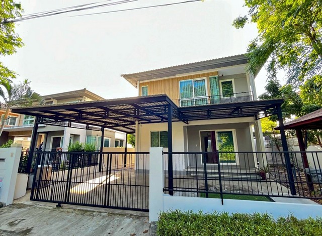 LV53497 ให้เช่า บ้านเดี่ยวโครงการ ชัยพฤกษ์ รามอินทรา 109 พัฒนาโดย Land and Houses ทำเลรามอินทรา 109 ใกล้ MRT บางชัน (สายสีชมพู)ราคาเช่า : 28,000 บาท/เดือน  (สัญญาขั้นต่ำ 1 ปี ประกัน 2 เดือน ล่วงหน้า 1 เดือน)ที่ตั้ง : ถนนพระยาสุเรนทร์ แขวงบางชัน เขตคลองสามวา กทม. 10510ชื่อโครงการ : ชัยพฤกษ์ รามอินทรา – พระยาสุเรนทร์ Chaiyapruek Ramintra-Phrayasurainรายละเอียด : - ขนาดที่ดิน 50 ตร.ว.- พื้นที่ใช้สอย 120 ตร.ม.- 3 ห้องนอน- 2 ห้องน้ำ- 1 ห้อ