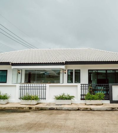 ขาย 2.39 ล้านบาท*บ้านเดี่ยวมินิมอล - ป่าสัก ลำพูนเข้าตัวเมืองเชียงใหม่ 30 นาทีพร้อมอยู่ ราคาคุ้มมาก แต่งครบอยู่เองก็ดี ลงทุนก็ง่าย.รายละเอียดบ้านแปลง 12• บ้านเดี่ยวทรงปั้นหยา• 3 ห้องนอน• 2 ห้องน้ำ• 2 ที่จอดรถ• พื้นที่ใช้สอย 140 ตร.ม.• ที่ดิน 59.5 ตร.ว.• หน้าบ้านทิศตะวันออกเฉียงเหนือ (NE)เลี้ยงสัตว์ได้.ราคาพิเศษเพียง 2.39 ล้านบาทฟรีค่าโอน + ฟรีค่าส่วนกลางผ่อนประมาณ 12,000–14,000 บาท / เ
