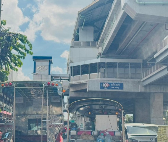 ขายที่ดินตรงข้ามเดอะมอลล์บางแคขายที่ดินบางแค ที่ดินเพชรเกษม47ห่าง mrt หลักสอง 200 เมตรรายละเอียด- โฉนด 8 ใบ รวมเนื้อที่ 407 ตารางวา - พื้นที่สีแดง..ทำเลดี- ถนนทางเข้าออก รถยนต์เข้าได้- มีบ้านเดี่ยว ชั้นเดียว 1 หลัง - อยู่ในซอยเพชรเกษม 47สถานที่ใกล้เคียง- ห่างจากถนนเพชรเกษม 150 เมตร- ห่างจาก MRT หลักสอง 200 เมตร- ห่างเดอะมอลล์บางแค 250 เมตรขายเพียง 25 ล้านบาท ขายต่ำกว่าราคาตลาดเป็น�