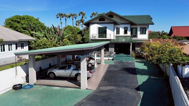  ขายบ้านเดี่ยวหลังใหญ่ แม่ริม เชียงใหม่5 ห้องนอน 5 ห้องน้ำ | ที่ดิน 228 ตร.ว. | พื้นที่ใช้สอย 320 ตร.ม. ทำเล: หมู่บ้านหนองอาบช้าง อ.แม่ริม จ.เชียงใหม่ใกล้ถนนสายแม่ริม–ฝาง เพียงประมาณ 200 เมตร เดินทางสะดวก เข้า–ออกง่าย เหมาะสำหรับอยู่อาศัยเป็นครอบครัวใหญ่ หรือซื้อเป็นบ้านพักตากอากาศใกล้เมืองเชียงใหม่ รายละเอียดบ้าน 5 ห้องนอน 5 ห้องน้ำ พื้นที่ใช้สอยตัวบ้าน 320 ตร.ม. ที่ดิน 22