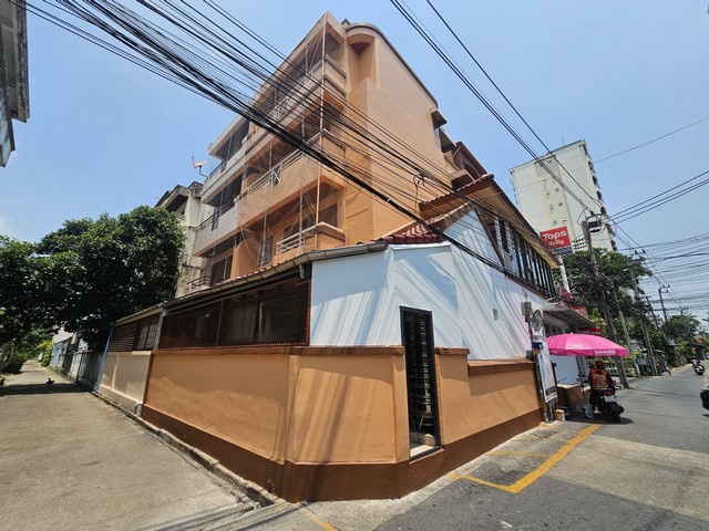 ตึกหัวมุมติดถนนให้เช่าชั้น 2,3,4+ดาดฟ้า 30,000/เดือน ซ.ลาดพร้าว 87 ทะลุ ซ.ประดิษมนูธรรม 10 ได้ รถสัญจรตลอด ทำออฟฟิศได้-พักอาศัยได้ สยายๆซ.ลาดพร้าว 87 แยก 7 แขวงคลองเจ้าคุณสิงห์ เขตวังทองหลาง กรุงเทพมหานคร 10310โลเคชั่นhttps://maps.app.goo.gl/XXKizY3WagtZf8Hs5?g_st=acตึกขนาดใหญ่ 4 ชั้น พื้นที่ 40 ตารางวาชั้น 2 (1 ห้องนอน 1 ห้องน้ำ 1 ห้องทำงาน)ชั้น 3 (1 ห้องนอน 1 ห้องน้ำ 1 ห้องนั่งเล่นหรือห้องนอน)ชั้น 4 (2 ห้องนอน หรือห้อง�