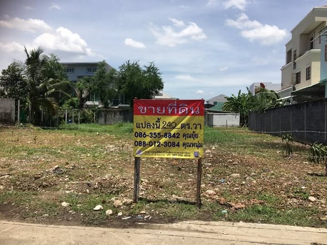 ZBN037ขายที่ดิน ซอยสบายใจ 13เนื้อที่ 240 ตร.วากว้าง 24 เมตร ลึก 40 เมตรที่ตั้ง :: ถนนสุทธิสารวินิจฉัย ซอยสบายใจ 13 แขวงสามเสนนอก เขตห้วยขวาง กรุงเทพมหานครสถานที่สำคัญที่ใกล้ที่สุด:* MRT สุทธิสาร:* MRT รัชดาภิเษก:คาเฟ่และร้านอาหารในซอยสบายใจ* Mitta x Sabaijai:* Pob Cafe & Living Space:* ร้านเรือนจันทร์แหล่ม (Chan Laem):* อมยิ้ม (Omyim Sabaijai):ร้านอาหารใกล้เคียง (ถ.สุทธิสาร/รัชดา)* Zap Station:* LOULOU Cafe & Restaurant:* Chob Bar (ชอบ):* ตำ 20 (Tam 20):ห้างสรรพสิ