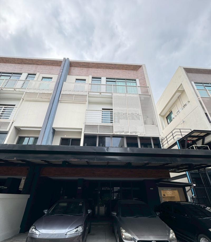 ขายโฮมออฟฟิศ 4 ชั้น เอกมัยรามอินทราโฮมออฟฟิศนวลจันทร์รามอินทรา40พื้นที่ : 44.6 ตารางวาพื้นที่ใช้สอย : 417 ตารางเมตรพิกัด : ดิสทริค โมเดิร์นออฟฟิศเอกมัย - รามอินทรา ซ.รามอินทรา40ชั้น 1- 1 ห้องทำงาน 1 ห้องครัว- 1 ห้องแม่บ้าน 1 ห้องเก็บของ- แอร์ 4 ทิศทาง 1 เครื่องใหญ่- แอร์ 1 เครื่องเล็กชั้น 2- 1 ห้องนอน 1 ห้องน้ำ- 1 ห้องรับแขก- แอร์ห้องนอน 1 ตัว- แอร์ห้องนั่งเล่น 1 ตัวชั้น 3- 1 ห้องครัว 1 ห้องร�