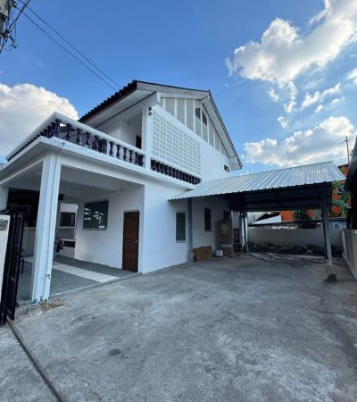 ให้เช่า 35,000/เดือน*ขาย 12 ล้านบาท*บ้านเดี่ยว โซนนิมมาน – สวนดอก Prime Area ใจกลางเมือง พร้อมเข้าอยู่หนึ่งในทำเลที่น่าอยู่มีศักยภาพสูงที่สุดของเชียงใหม่.รายละเอียดบ้าน• 3 ห้องนอน• 2 ห้องน้ำ• พื้นที่ใช้สอย 150 ตร.ม.• ขนาดที่ดิน 50 ตร.ว.• จอดรถได้ 2–3 คัน• รองรับผู้พักอาศัยได้ 6–7 คน.ราคาขาย 12,000,000 บาทรวมค่าโอนแล้ว.ราคาเช่า 35,000 บาท / เดือนประกัน 2 เดือน + ล่วงหน้า 1 เดือนสัญญาขั้นต่ำ 1 ปี.จุ