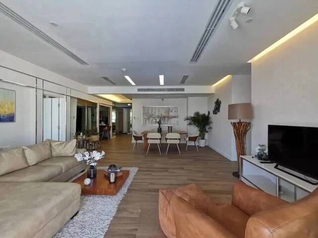 Wilshire Sukhumvit 22 BTS: Phrom Phong Size: 157 sqm., 3 bedrooms, 4 bathrooms Floor: 8 unblocked view Rental price: 140,000 baht/month Ref.: 378351 Listing Detail: www.rent-bangkok-condo.com/properties/378351 Co-agents are welcome. - - -Contact us for more information or arrange a viewing:Email. rbc.rentbangkokcondo@gmail.comCall. 066-0588-655Line ID: @rentbangkokcondohttps://lin.ee/9cMeMxeWhatsapp: 0660588655Wechat 微信: rentbangkokcondo