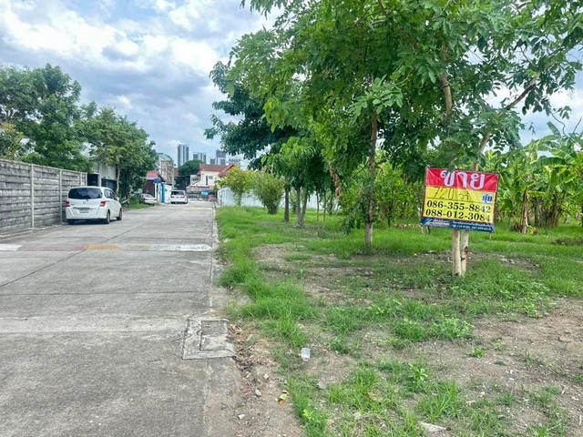 ZBN048ขายที่ดิน ซอยสุคนธสวัสดิ์ 18/1เนื้อที่ 720 ตารางวากว้าง 43เมตร ลึก 67 เมตรที่ตั้ง : ซอยสุคนธสวัสดิ์ 18/1 ตำบลลาดพร้าวอำเภอลาดพร้าว จังหวัดกรุงเทพมหานครสถานที่ใกล้เคียง : -วัดสาครสุ่นประชาสรรค์-ตลาดหัวมุม-เดอะคริสตัล เอกมัย-รามอินทราขาย 86,400,000 บาท / 120,000 บาท ต่อวาหนุ่ม 0880123084ยุ้ย 0863558842