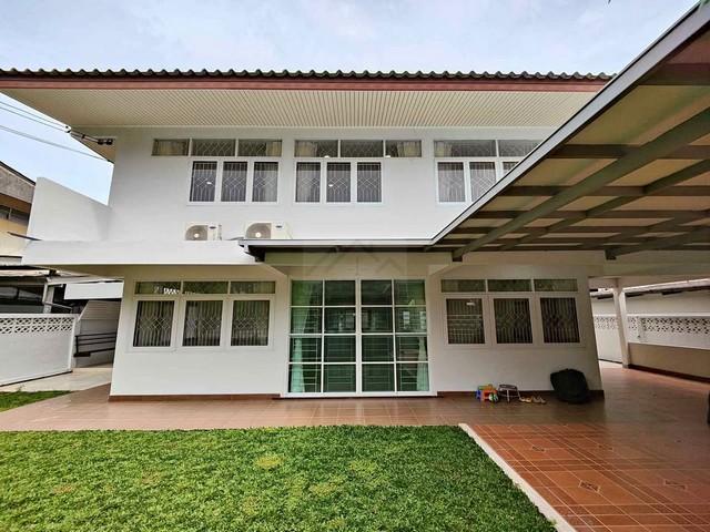 ให้เช่าบ้านเดี่ยว 2 ชั้น ซอยศรีบูรพา บรรยากาศดี เงียบสงบ เพื่อนบ้านดี ใกล้ ม.นิด้า และสวนนวมินทร์ภิรมย์ ( จดบริษัทได้ )ราคาเช่า 42,000 บาท / เดือน ( สัญญาขั้นต่ำ 1 ปี ประกัน 2 ล่วงหน้า 1 เดือน )ที่ตั้ง ถนนศรีบูรพา ซอยศรีบูรพา 3 แขวงคลองจั่น เขตบางกะปิ กรุงเทพมหานคร 10240ติดต่อ : คุณภัสพงณ์ 0634098164Line : deedee23https://www.facebook.com/profile.php?id=61581484955548เนื้อที่ 90 ตารางวา จำนวน 2 ชั้น 3 ห้องนอน 3 ห้องน้ำมี 1 ห้องครัวข�