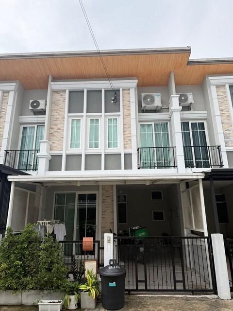 ให้เช่าทาวน์เฮ้าส์2 ชั้น โครงการโกลเด้น ทาวน์ รามอินทรา-วงแหวน ถนนคู้บอน หันทางทิศเหนือ (พร้อมอยู่ 1 ก.ค 69)ราคาเช่า 20,000 บาท / เดือน ( ประกัน 2 เดือน ล่วงหน้า 1 เดือน )ที่ตั้ง ถนนคู้บอน แขวงบางชัน เขตคลองสามวา กรุงเทพติดต่อ : คุณภัสพงณ์ 0634098164Line : deedee23https://www.facebook.com/profile.php?id=61581484955548เนื้อที่ 16 ตารางวา จำนวน 2 ชั้น 3 ห้องนอน 2 ห้องน้ำ จอดรถ 2 คัน ( ในบ้าน 1 หน้าบ้าน 1 )มี 1 ห้องอเนกประสงค์ 1 ห้องรับแขก 1 �