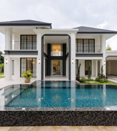 ขาย 28.9 ล้านบาท* พูลวิลล่าหรูหลังใหญ่ - สารภี บนที่ดินเกือบครึ่งไร่พร้อมสระว่ายน้ำไซซ์ยักษ์ 9.5 เมตร ทำเลเงียบสงบ เป็นส่วนตัว.Super Luxury Pool Villa 6 ห้องนอน7 ห้องน้ำ1 ห้องเก็บของ1 ห้องซักรีดที่จอดรถในร่ม 4 คัน.ที่ดิน 212 ตร.วาพื้นที่ใช้สอย 426 ตร.ม..พิกัด : อ.สารภี จ.เชียงใหม่พูลวิลล่าสุดหรู สไตล์ Modern Luxuryออกแบบเพื่อการอยู่อาศัยระดับพรีเมียมครบทั้งความหรูหรา พื้นที่ใช้สอย และบรรยากาศ�