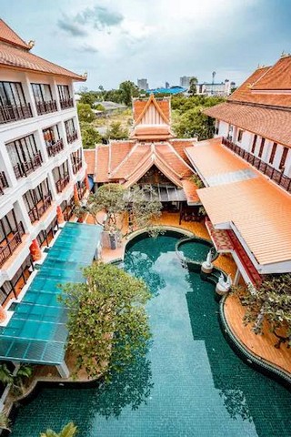 AOM 2843ขายโรงแรมรีสอร์ทหรู พัทยาเหนือ โอกาสลงทุนระดับพรีเมียม ใกล้ทะเล พร้อมใบอนุญาตโรงแรมครบ พัทยาเหนือ – นาเกลือ ราคาขาย 550 ล้านบาท โรงแรมระดับ 4.5 ดาว จำนวน 126 ห้อง สูง 5 ชั้น พร้อมใบอนุญาตโรงแรมโรงแรมบูติกสไตล์ไทยรีสอร์ท บนพื้นที่กว่า 4 ไร่ (6,451 ตร.ม.)ทำเลศักยภาพ ใกล้ทะเลเพียงไม่ถึง 1 กม.เหมาะสำหรับนักลงทุนที่ต้องการต่อยอดธุรกิจโรงแรม รีสอร์ท หรือ Hospitality Investment จุดเด่น�