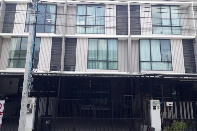   ขาย บ้านเดี่ยว/ทาวน์เฮ้าส์/คอนโด โครงการ หมู่บ้านพฤกษาวิลล์ 81 (รามคำแหง-เสรีไทย) ตำบล คันนายาว อำเภอ คันนายาว จังหวัด กรุงเทพมหานคร  ราคา   3,690,000    บาท  (ราคาต่อรองได้)  รายละเอียดทรัพย์ -  เนื้อที่ 22.7ตรว. พื้นที่ใช้สอย150 ตรม. -  3 ห้องนอน 3 ห้องน้ำ 1 ที่จอดรถ  พิกัดทรัพย์ : https://maps.app.goo.gl/DYXDLyemksdGo6GV6  สถานที่ใกล้เคียง   -เดอะพรอมมานาด -เดอะพาซิโอ สุขาภิบาล 3 -รพ.นพรัตนราชธานี -แฟชั่น ไอส์แลนด์ 