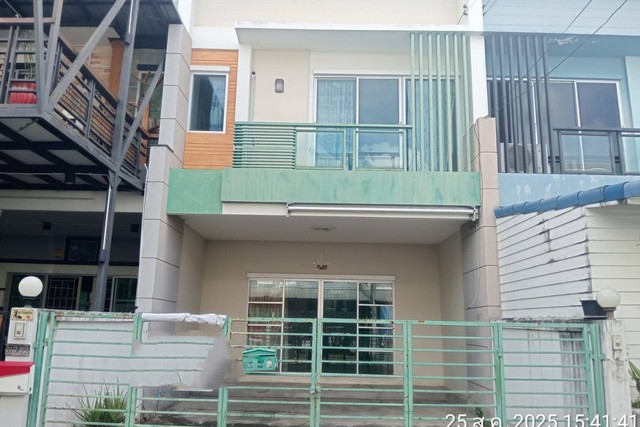   ขาย บ้านเดี่ยว/ทาวน์เฮ้าส์/คอนโด โครงการ หมู่บ้านเต็มสิริ อเวนิว คลองสามวาถนนเจริญพัฒนา (ซ.5 ในโครงการ) แขวงบางชัน เขตคลองสามวา จังหวัดกรุงเทพมหานคร  ราคา   2,050,000    บาท  (ราคาต่อรองได้)  รายละเอียดทรัพย์ -  เนื้อที่ 22.0 ตารางวา พื้นที่ใช้สอย 106 ตารางเมตร -  3 ห้องนอน 2 ห้องน้ำ  -  1 ที่จอดรถ  -  บ้านหันไปทางทิศ ตะวันออกเฉียงเหนือ  พิกัดทรัพย์ : https://maps.app.goo.gl/Xt5UafP2L1uP6T2x7  สถานที่ใกล้เคียง   -แฟ�