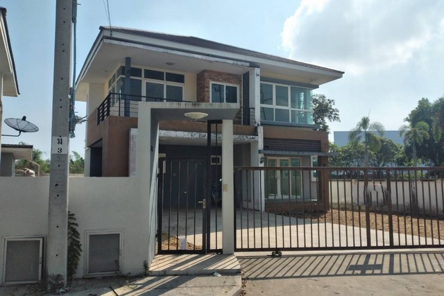  ขาย บ้านเดี่ยว/ทาวน์เฮ้าส์/คอนโด โครงการ หมู่บ้านศิรินรัตน์ คลองสามวา ซอยหทัยราษฎร์ 37 ถนนหทัยราษฎร์ แขวงสามวาตะวันตก เขตคลองสามวา กรุงเทพมหานคร  ราคา  6,990,000  บาท  (ราคาต่อรองได้)  รายละเอียดทรัพย์ -  เนื้อที่ 106.5. ตรว. พื้นที่ใช้สอย 252 ตรม. -  3 ห้องนอน 3 ห้องน้ำ  -  2 ที่จอดรถ  -  บ้านหันไปทางทิศ ตะวันตก  พิกัดทรัพย์ : https://maps.app.goo.gl/ZR6CEayx4WcXxQuy7  สถานที่ใกล้เคียง   -โรงเรียนสาธิตพัฒนา -แฟชั่น �