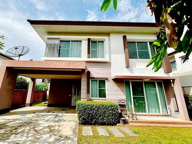 ให้เช่า 23,000 บาท/เดือน #วรารมย์เจริญเมือง (Q-House) บ้านสวย 2 ชั้น พร้อมอยู่ #เฟอร์นิเจอร์ครบ โครงการคุณภาพ ทำเลดี เข้าเมืองง่าย ใกล้นานาชาติ #Unity พร้อมเข้าอยู่ 1 มิถุนายน 2569รายละเอียดบ้านขนาดที่ดิน 68 ตร.ว.พื้นที่ใช้สอย 172 ตร.ม.3 ห้องนอน3 ห้องน้ำ1 ห้องครัว1 ห้องเก็บของใต้บันไดจอดรถในบ้านได้ 2 คันเฟอร์นิเจอร์และเครื่องใช้ไฟฟ้าครบแอร์ 4 เครื่องเครื่องทำน้ำอุ่นตู้เย็นไมโครเวฟ�