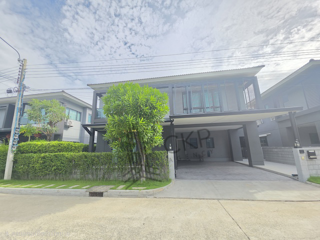 ขาย บ้านเดี่ยว เซนโทร บางนา-กิ่งแก้ว ทำเลดี ที่ให้ทั้งพื้นที่ ความสะดวก และไลฟ์สไตล์ครบในหลังเดียว ใกล้ตลาดกิ่งแก้ว แม็คโคร มาร์เก็ตวิลเลจ เมกาบางนา และเซ็นทรัล วิลเลจ เดินทางง่ายทุกวัน | รหัส 93385 ต.ราชาเทวะ อ.บางพลี สมุทรปราการ ติดต่อสอบถามได้ค่ะรายละเอียด (Description)- ขนาด 56 ตร.วา- พื้นที่ใช้สอย 225 ตร.ม.- บ้าน 2 ชั้น- 4 ห้องนอน 4 ห้องน้ำ- 1 ห้องรับแขก 1 ห้องครัว- เครื่องปรับอา�