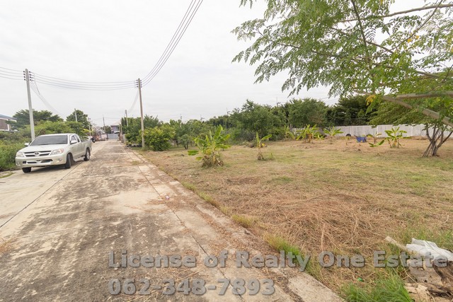 M11825-6ขายที่ดินถมแล้ว แบ่งขาย 200 ตร.ว. หลังโครงการสบายสบาย โมเดิร์นทาวน์โฮม คลองสวนพลู – อยุธยาจุดเด่นของที่ดิน•ที่ดินถมแล้ว ไม่ต้องเสียเวลาปรับพื้นที่ พร้อมขึ้นโครงสร้างทันที•แปลงละ 200 ตร.ว. (กว้างประมาณ 27 ม. × ลึก 30 ม.)•ถนนคอนกรีตกว้าง 8 เมตร รถใหญ่เข้าออกสะดวก•น้ำ-ไฟ พร้อมเชื่อมต่อ•ด้านหน้าหัน ทิศตะวันตกเฉียงใต้ รับแสงสวยตลอดบ่าย•อยู่ท้ายโครงการ สบายสบายโฮมว�