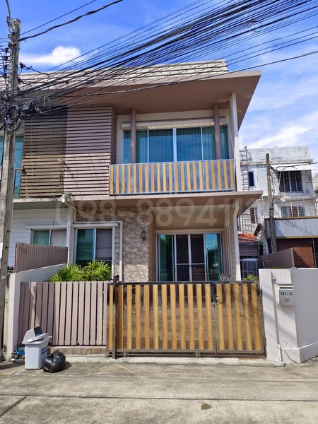 ทาวน์เฮ้าส์ 2 ชั้น หมู่บ้านแกรนด์ เดอะคัลเลอร์ส (วงแหวน-เสรีไทย)ราคาขาย  3.5 ล้านบาท (3,500,000 บาท)ค่าโอนคนละครึ่ง----------------------------------------รายละเอียด :* เนื้อที่ 25.1 ตร.ว.* 3 ห้องนอน 2 ห้องน้ำ* บ้านหลังมุม ได้ความเป็นส่วนตัว* ของแถมจัดเต็ม: แอร์ 3 เครื่อง + เฟอร์นิเจอร์ + ปั๊มน้ำ + แทงค์น้ำจุดเด่น- ขายถูกกว่าราคาประเมิน! บ้านหลังมุม สภาพสวยพร้อมอยู่ - บ้านเจ้าของดูแลดีมากกก สภาพใหม่กริบ แต่�