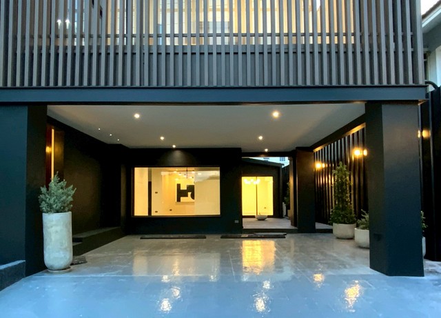 ขาย บ้านเดี่ยว หมู่บ้าน อารียา บุษบา หัวหมากใจกลางเมือง รามคำแหง 81 / ลาดพร้าว 130ที่ดินขนาด 86.9 วา  บ้าน 2 ชั้น หน้าบ้านหันทิศตะวันออกเหมาะสำหรับอยู่อาศัยหรือออฟฟิตพร้อมสระว่ายน้ำระบบเกลือ จอดรถ 4 คัน และนอกบ้านอีก 6-8 คัน 5 ห้องนอนห้องน้ำ 5 ห้องห้องเก็บของลานจอดรถแอร์ 8 ตัว ประตูบ้านกว้าง เปิด-ปิด รีโมท ดิจิตอลดอล็อคตัวบ้านอยู่ใจกลางเมืองเข้าออกได้หลายทาง รามคำแห�
